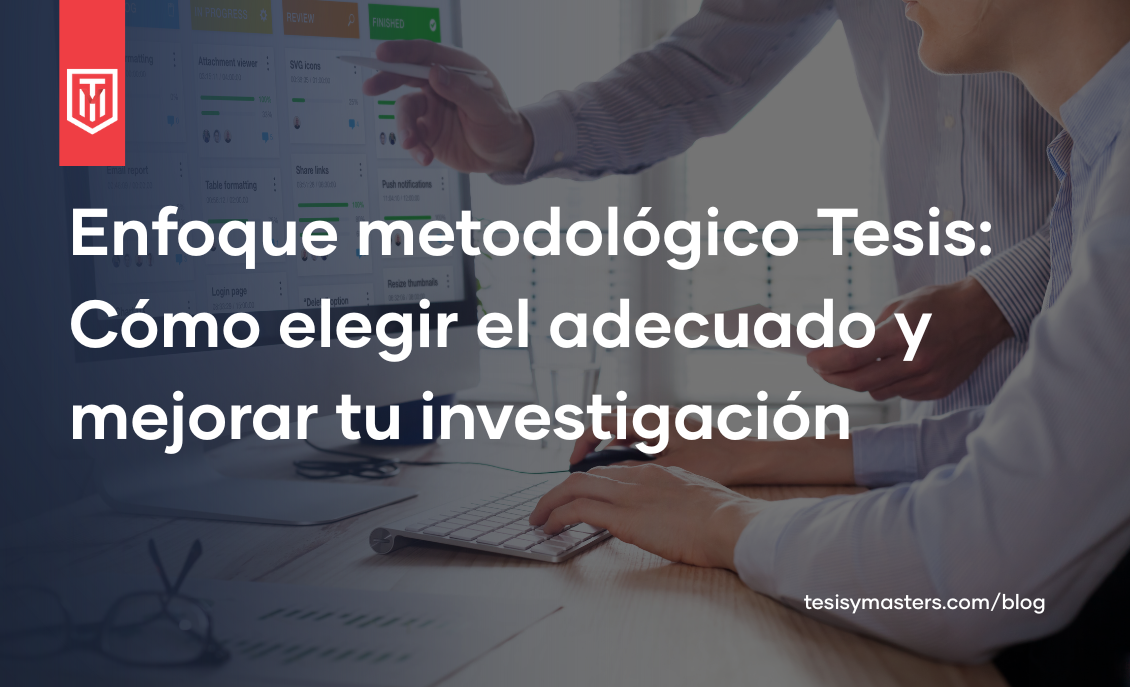 Estudiantes revisando el enfoque metodológico de tesis frente al computador