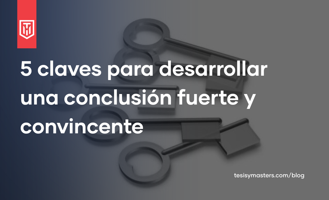 Llaves metálicas sobre una superficie plana que simbolizan las claves para redactar una conclusión de tesis sólida.