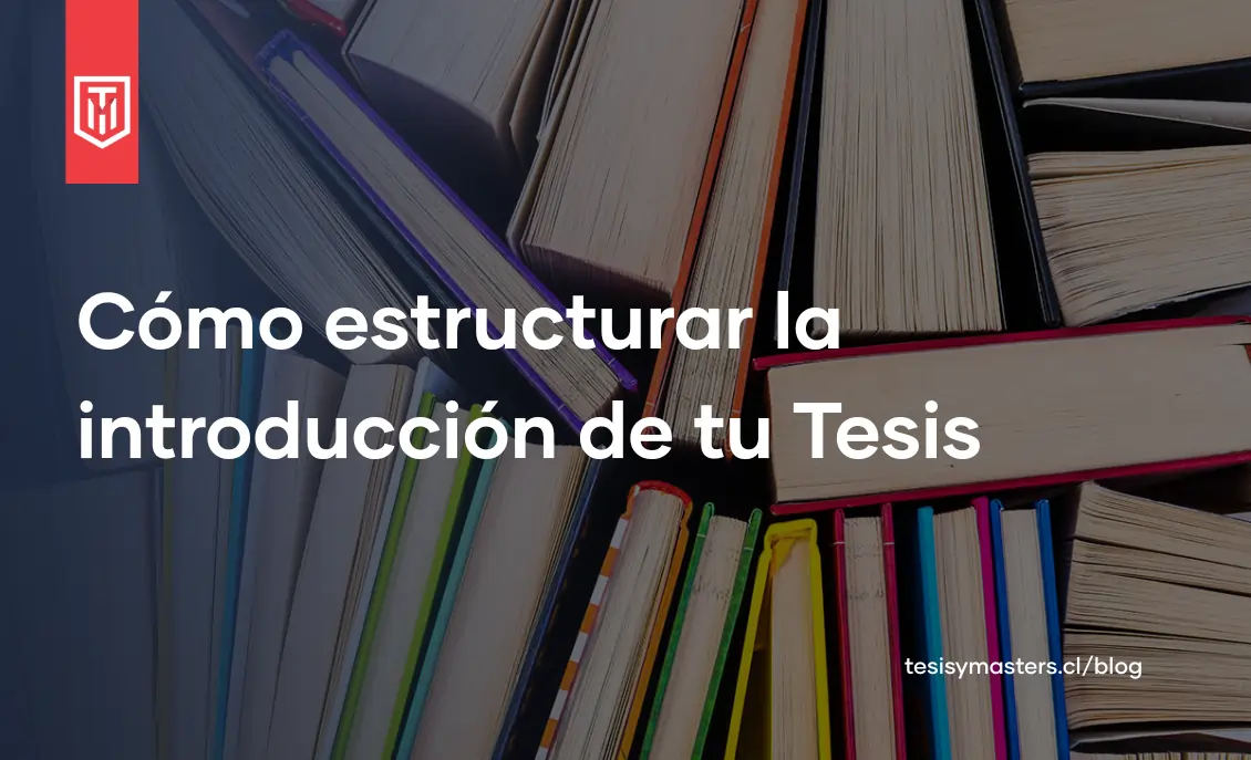 Pila de libros académicos multicolores organizados en estantes, representando la base bibliográfica necesaria para estructurar la introducción de una tesis universitaria