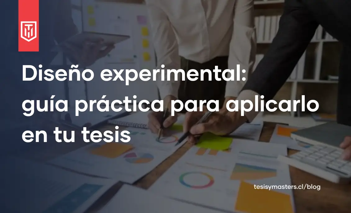 Personas trabajando colaborativamente en el diseño de experimentos científicos con gráficos, diagramas y materiales de planificación sobre una mesa, representando la metodología de diseño experimental para tesis
