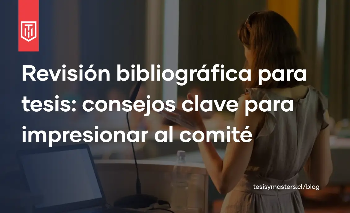 Estudiante realizando investigación bibliográfica en computadora durante la noche, trabajando en la revisión de literatura para su tesis académica