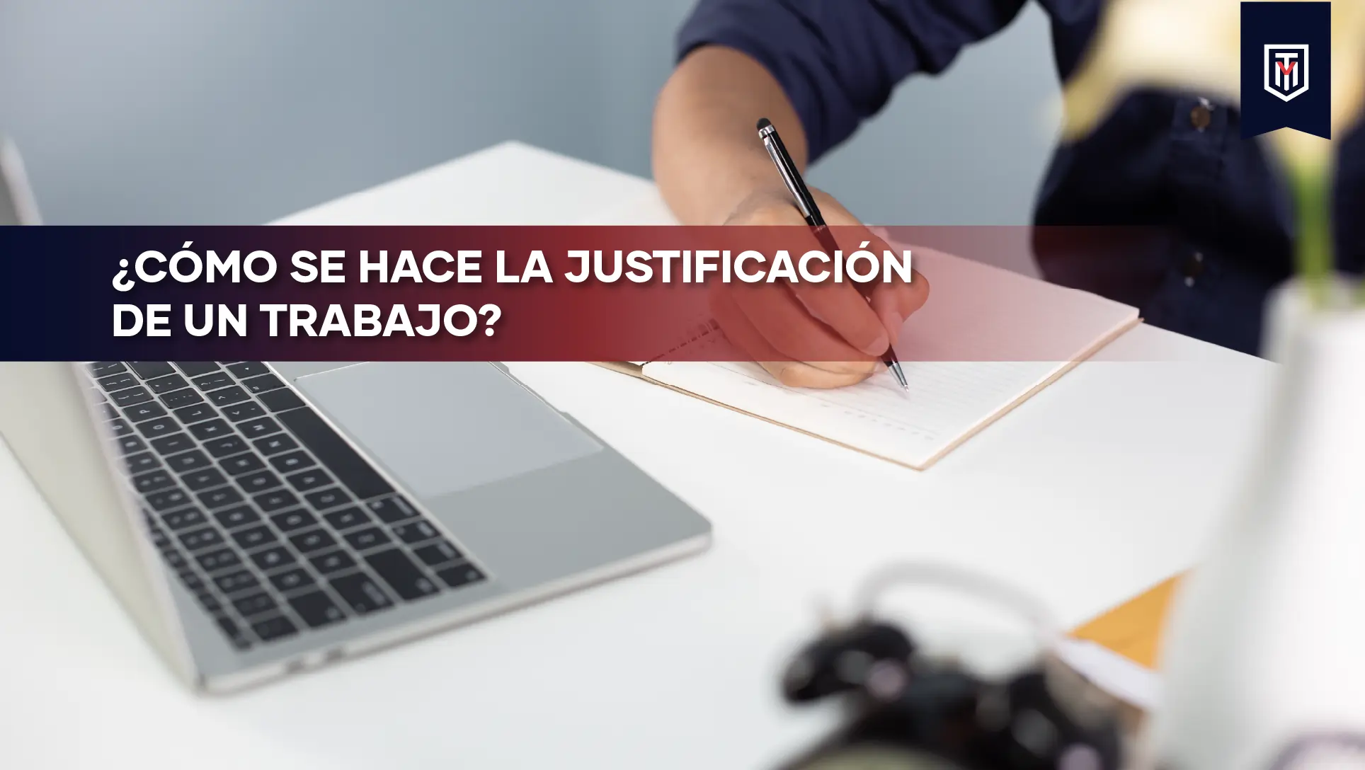 Portada con el texto “¿Cómo se hace la justificación de un trabajo?” sobre escritorio con laptop y mano escribiendo en una libreta, representando la redacción de la justificación académica