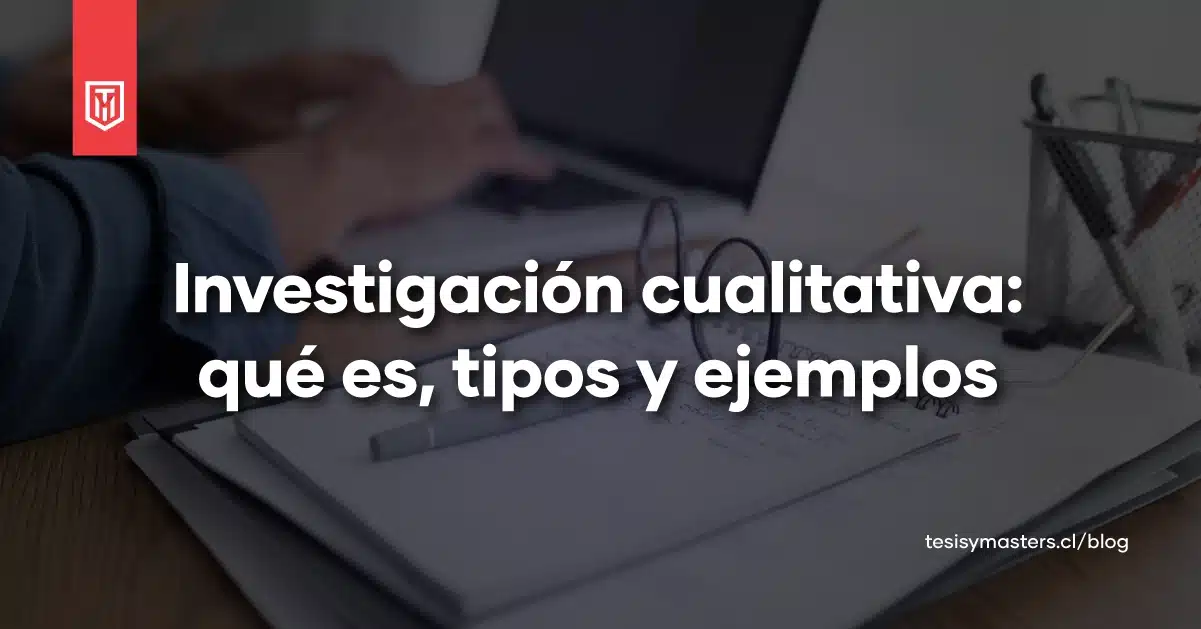 Portada con el texto “Investigación cualitativa: qué es, tipos y ejemplos” sobre cuaderno, gafas y portátil, representando el trabajo interpretativo con entrevistas, observación y análisis de textos